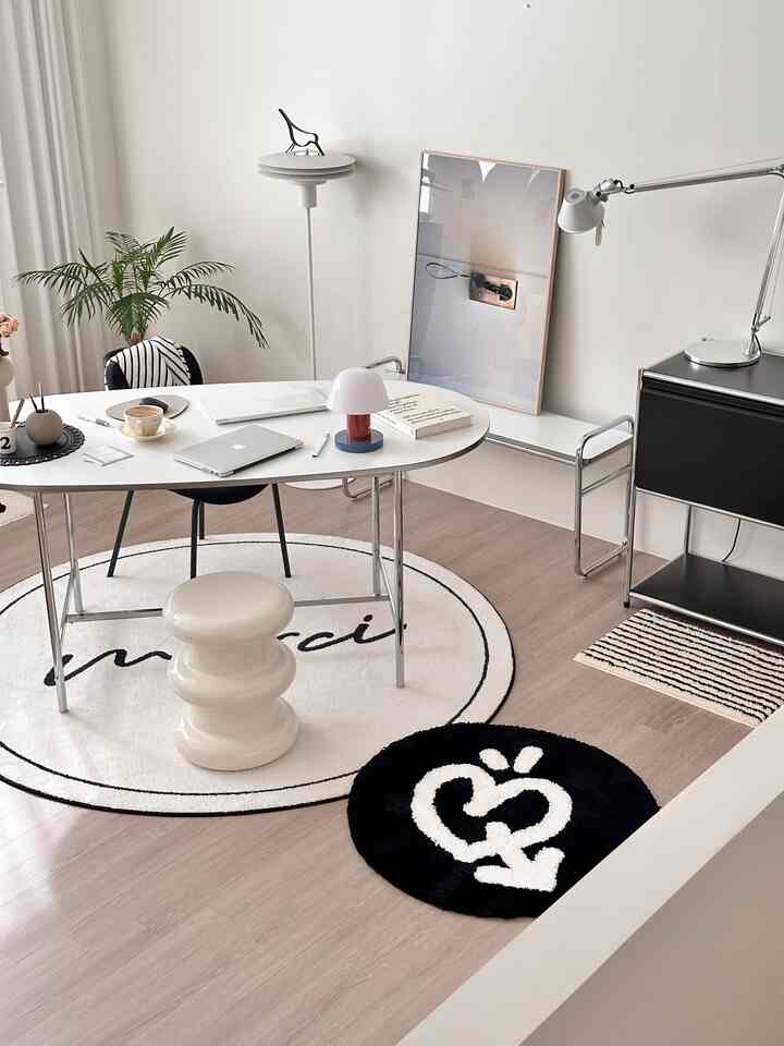 ダイニングテーブルはミッドセンチュリーモダン風で機能的に