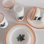 HazelAtlas Ovide Platonite Black Floral 시리즈

1930년대 생산된 헤이즐아틀라스사의 오비드컬렉션 중 레어라인인 블랙플로럴을 소개합니다.
이 제품은 밀크글라스 베이스에 수작업으로 삼색라인과 꽃패턴을 표현했습니다. 특히 스탬프로 찍어낸 블랙플라워는 제품마다 그 농담이 달라 수집하기 까다롭답니다.
저는 예민하지 않은 편인데다 이 시리즈의 독특한 분위기를 좋아해 꽤 오래전부터 소장해 사용하고 있어요.

#오라이프 #그릇수집 #그릇세트 #수집가 #수집존 #커피잔 #컵 #밥그릇 #디저트접시 #빈티지그릇 #예쁜그릇 #샤베트볼 #빙수볼 #밀크글라스 #밀크글라스컵 #밀크글라스머그 #헤이즐아틀라스