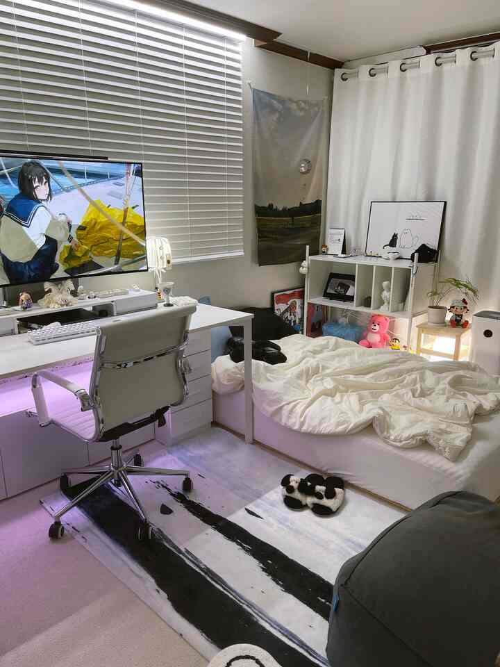 ホワイトとモノトーンのワンルーム寝室、机とオフィスチェアが配置された清潔感のあるホームオフィス空間