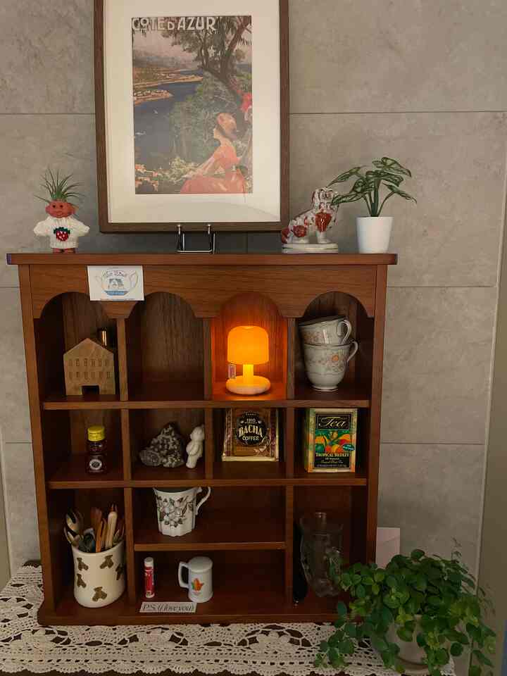 Warm brown wood-tone vintage kitchen space featuring cozy objets and picture frame with a relaxing atmosphere