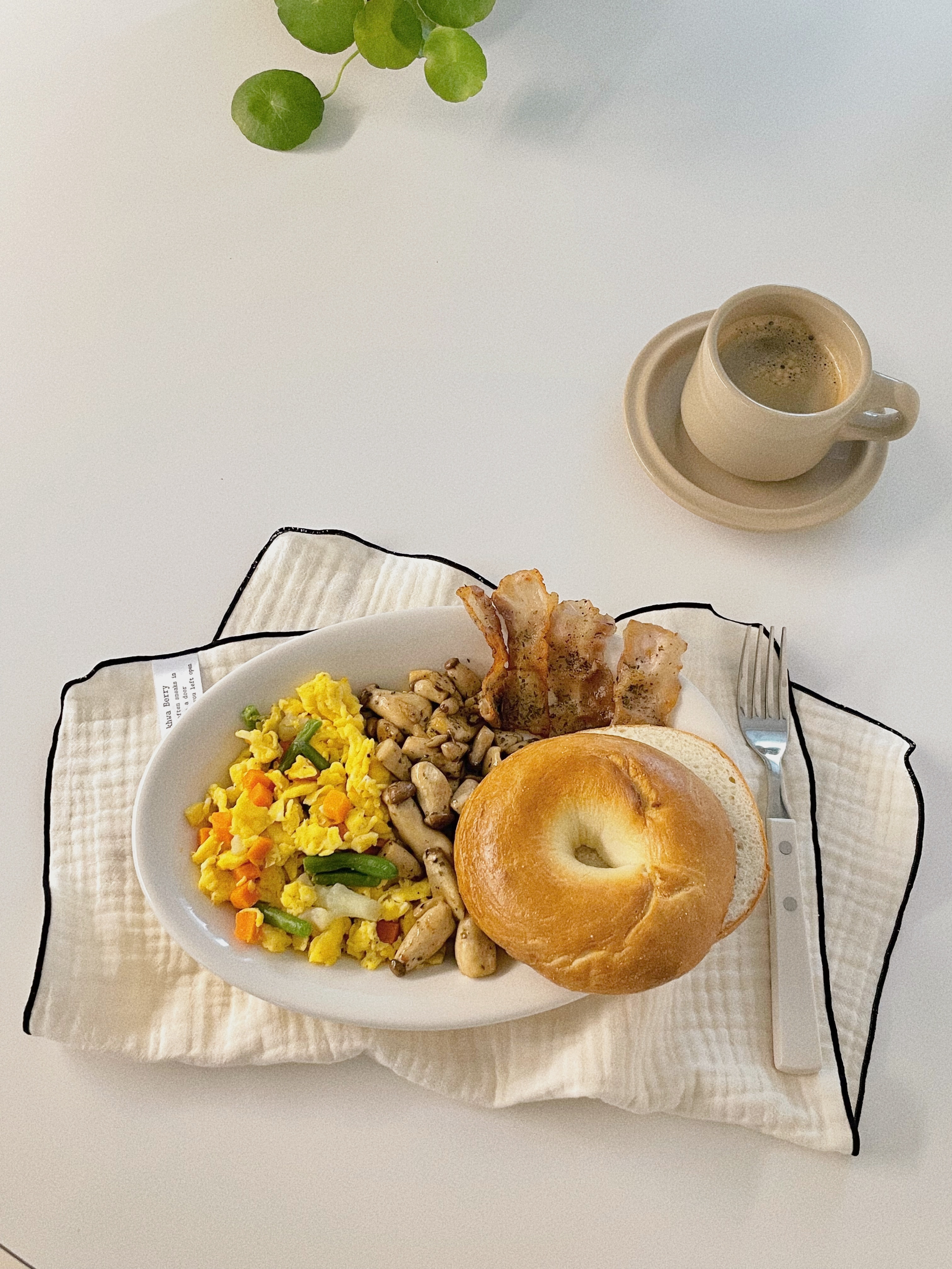 Glossy Ceramic Cup & Saucer Set user photo