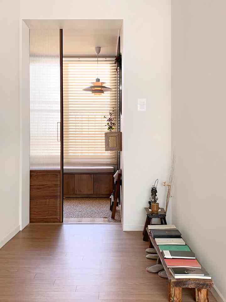 🏷 Koleksi penyimpanan khusus di house.zip saya

Sama seperti Anda memperhatikan efektivitas biaya saat membeli sesuatu, 
Saat mendekorasi rumah, Anda juga harus menjaga efisiensi ruang!

Ruang di seluruh rumah yang tidak ingin Anda tinggalkan sendirian
Menggunakannya tanpa melewatkannya juga merupakan bagian dari mendekorasi rumah Anda 🙂

Di rumah saya, saya juga menjaga efektivitas biaya ruang.
Ruang penyimpanan di berbagai tempat,
Saya juga akan memperkenalkan beberapa produk pembantu penyimpanan khusus yang memenuhi peran tersebut dengan baik 🙏🏻


#Rumah Hari Ini #오늘의기록 #오하우스 #오하우스시즌9 #오하우스픽 #이번달잘샀템 #예쁜템최고야 #틈새수납 #틈새수납장 #틈새공간활용 


1. Bangku masuk
Rumah kami adalah apartemen kuno dengan semua kamar.
Begitu Anda membuka pintu depan dan masuk, ada ruangan besar seukuran sebuah ruangan. 

Walaupun saya membuat lemari sepatu berukuran besar, namun sisa ruangnya terbuang percuma.
Kami memasang bangku yang bahkan bisa menyimpan sepatu. 
Saya sangat puas dengan produk ini dan saya sangat merekomendasikannya!

#Bangku kayu #원목벤치 #신발장수납 #현관인테리어 #벤치장


2. Bangku kabinet kayu tua yang rendah
Ini adalah hal pertama yang Anda lihat ketika Anda membuka pintu tengah dan masuk. 
Terlalu sempit untuk menempatkan furnitur, dan agak kosong untuk memasukkan apa pun. 
Saat aku pergi ke rumah orang tuaku, ibuku hendak membuang bangku ini!
Saya segera membawanya masuk dan menempatkannya di ruang ini.
Sempurna sekali haha

Anda tidak bisa menaruh barang besar di sini
Buku-buku kecil ditempatkan seperti benda :-)

#Bangku kayu tua #우드스툴 #원목스툴 #복도인테리어 