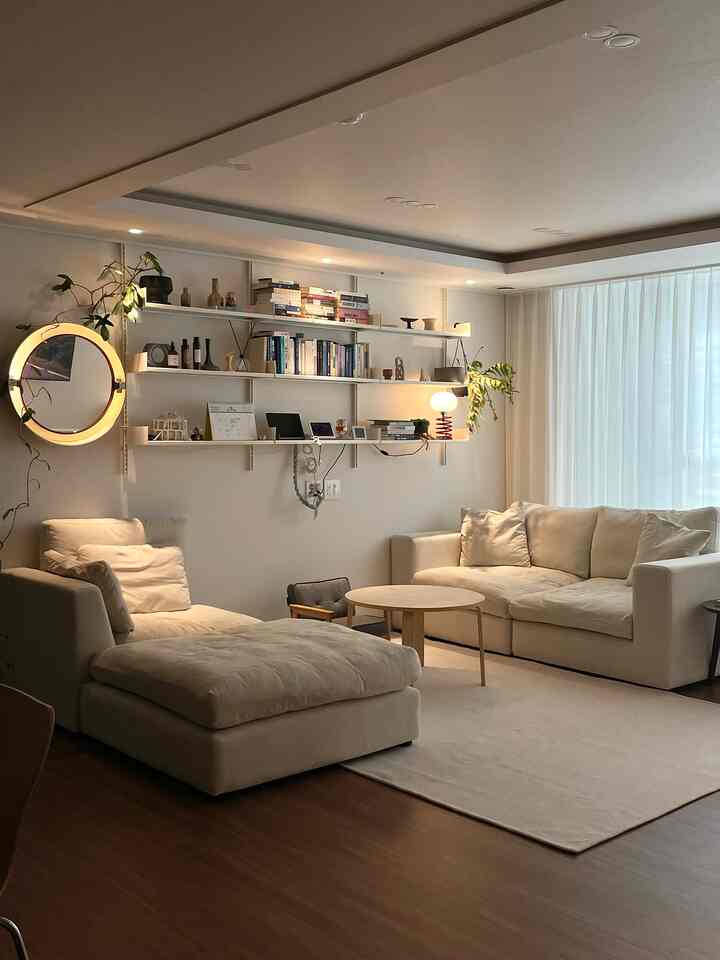 モジュールソファの利点は、ソファの位置や構成を自分の思い通りに変えることができるということですか？
初めて対面型で構成してみましたが、
まだ少しぎこちないがソファを自由に使っているという点でとても満足です。
#オーハウスシーズン9 #오하우스픽 #모듈소파 #소파