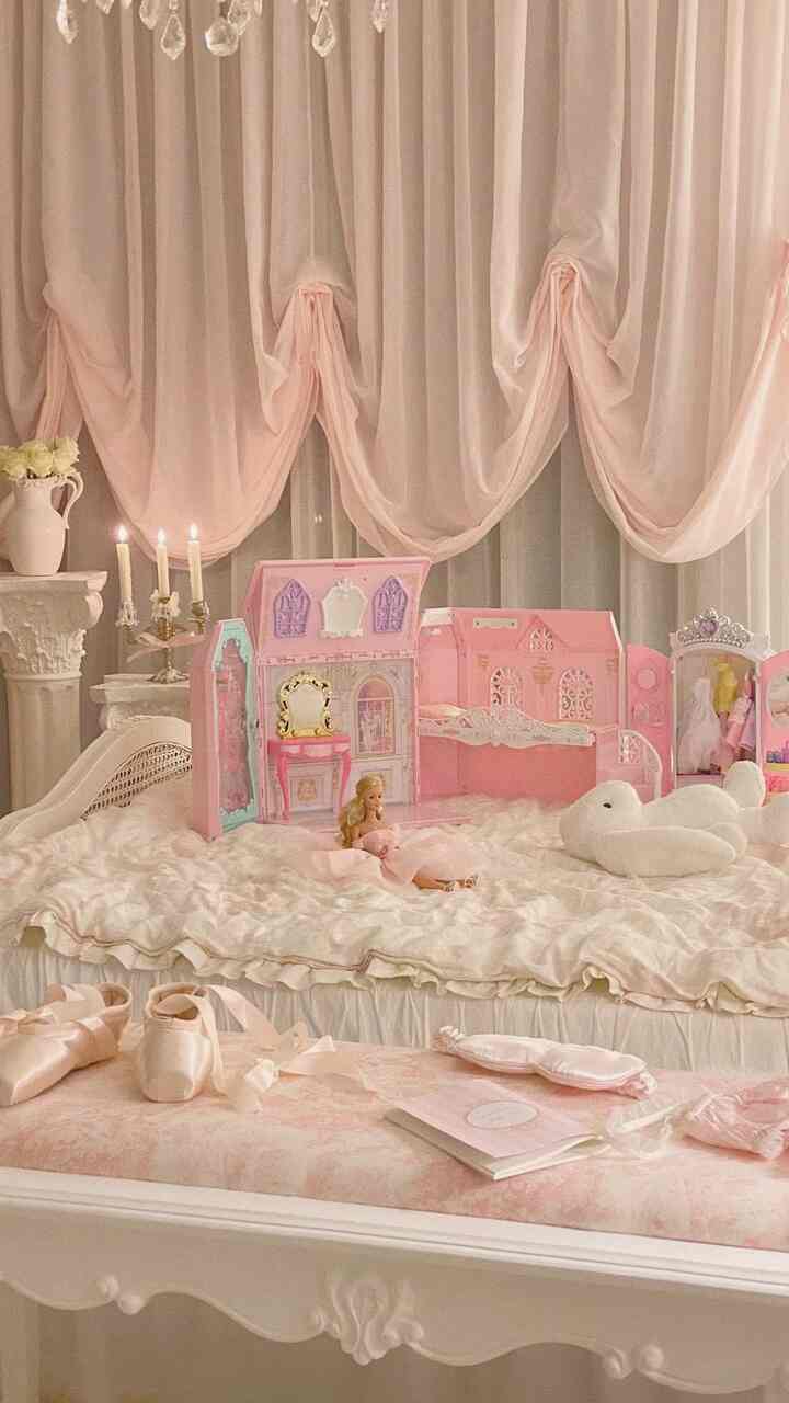 温かみのあるピンク色調の寝室、ドールハウスとバレエシューズが配置されたロマンチックな少女の部屋