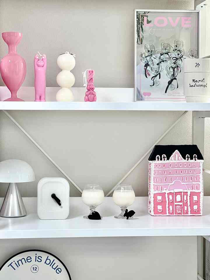 様々なブランドのデザインキャンドル、グランドブダペストホテルstモデルケーキ（モデルハウス）と一緒にブラック＆ピンクの小物ゾーン🎀🖤

＃ピンクのインテリア＃diyインテリア＃照明＃プレート＃マグカップ＃マグカップ＃マグ＃ポスター額縁＃ポスター＃ラブリーインテリア＃ラブリーロマンチック＃ロマンチック 