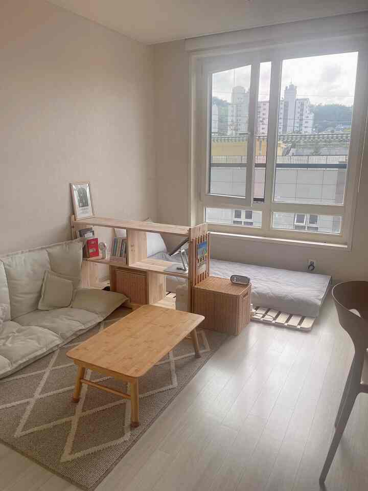 ナチュラルなベージュと木目調が調和した一人暮らし向けのコンパクトなリビングルーム