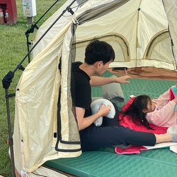 캠핑장 추천 🌳 노을캠핑장
지난 주말 상암동 노을공원에 있는 노을캠핑장에 다녀왔어요. 
서울이라 부담없고, 서울시에서 운영하는 캠핑장이라 가격도 저렴하답니다. 다만 예약이 빡세요 🥲
1박2일 숙박으로 예약했지만,
집에서 멀지 않아 잔디밭에서 놀다가 저녁먹고 돌아왔어요.
캠핑장 잔디가 넓직해서 아이들 뛰어놀기에 너무 좋고,
매점에 숯, 장작, 그릴, 고기, 각종먹을것을 팔아서
돗자리나 가벼운 원터치 텐트만 가져가도 알차게 잘 놀다 올 수 있답니다.
서울에 사시는 분이라면  한번쯤 꼭 가보시길 추천드려요.
아이 있는 분들은 여러집 같이 가면 더 좋을 것 같아요.
#오하우스 #오하우스시즌9 #캠핑장소추천 #노을공원 #노을캠핑장 #서울캠핑장 #원터치텐트 #dod #캠크닉 #피크닉 #피크닉매트 