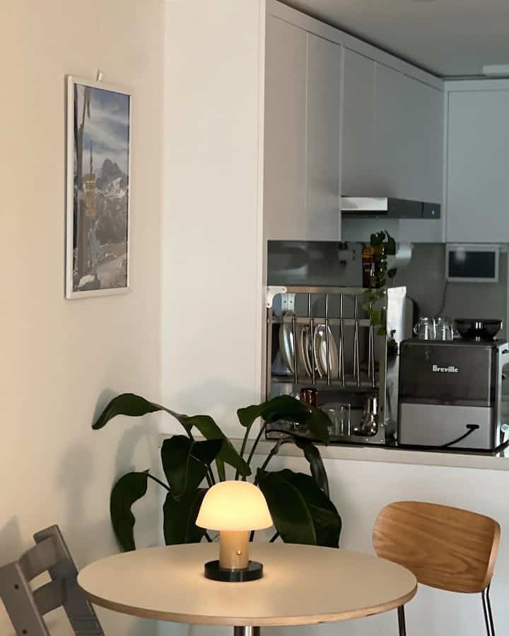 I reorganized my home cafe to welcome fall
Added a saddle terrier item!! The number of cups in the home cafe zone has increased

So I needed to organize the cups that I would use right away,
and the kitchen rack is perfect-

#Ohouse Season 9 #오늘의집 #홈카페존 #홈카페 #쇠테리어 #브레빌870 #커피머신기추천 #에스프레소머신