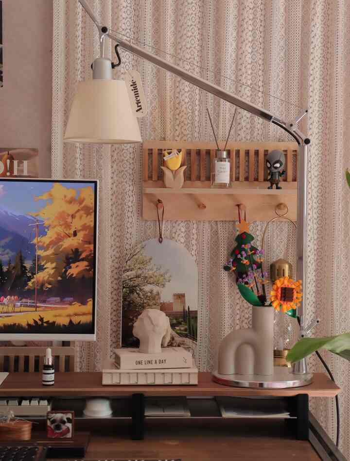 ベージュと木目調が調和するホームオフィス、ペンダントライトとテーブルランプが配されたシンプルな雰囲気のインテリア