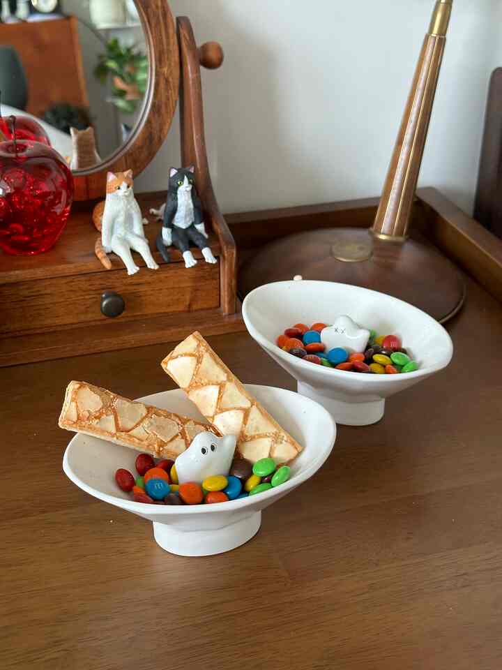 👻 My junior bought me a dessert bowl yesterday!
I was like, what is this~ and then I found it so cute that I'm putting all kinds of desserts in it 🤣🤣🤣

Halloween is coming, so I have to prepare for it ㅋㅋㅋ
I've never had a Halloween home party... I'll have to think about it 👻💀🎃

#OhouseSeason9 #오하우스픽 #할로윈데코 #도자기그릇 #할로윈소품 #디저트볼 #요거트볼 #디저트접시 #온더테이블 #인소일 #할로윈 #크리피볼