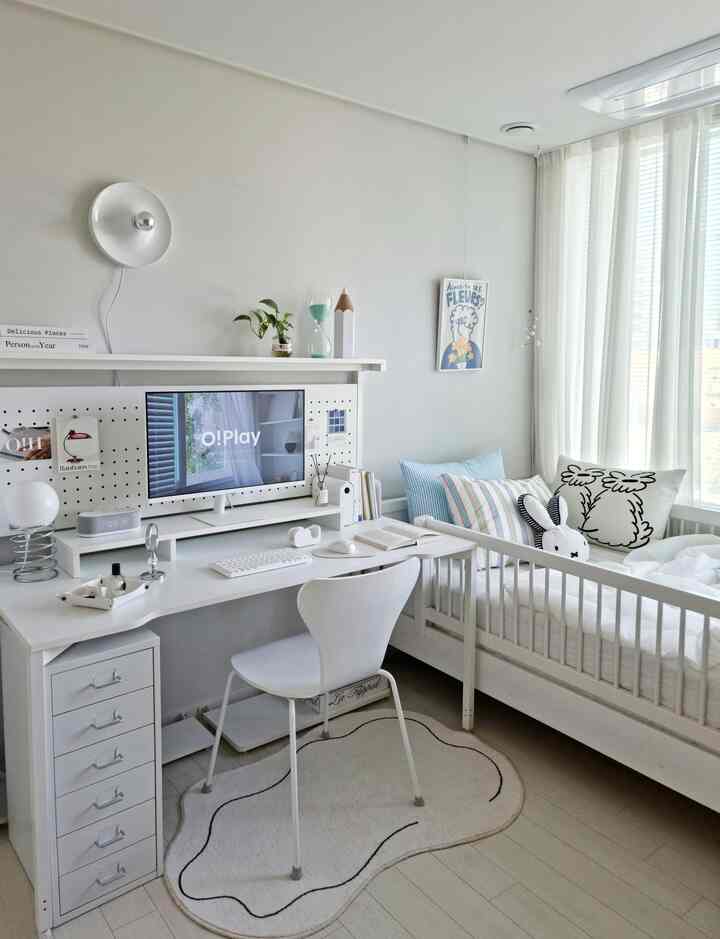 白を基調とした子供部屋、デスクと小さなベッドが配置されたシンプルで明るいインテリア