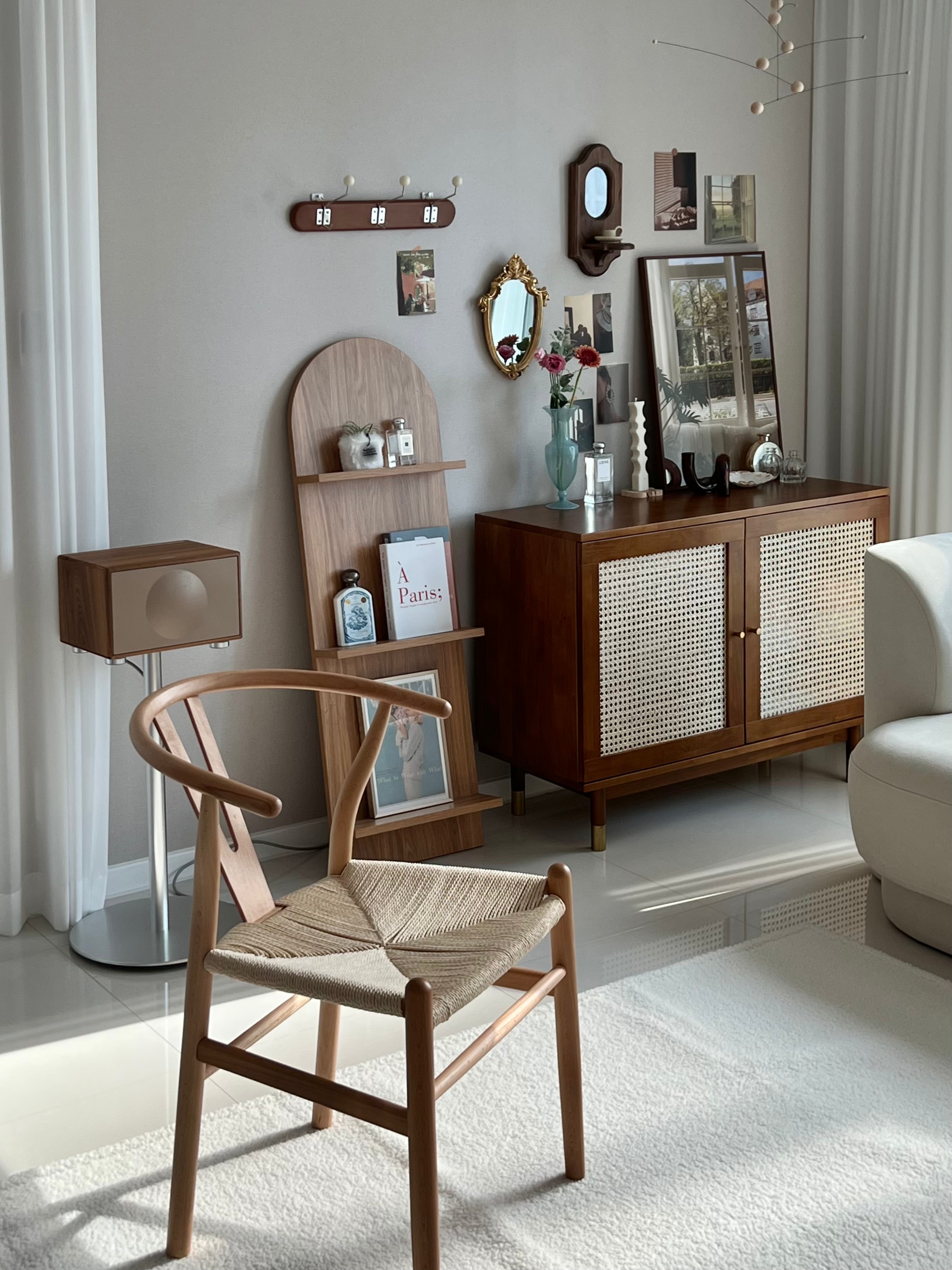 Round 3-Tier Magazine Rack user photo