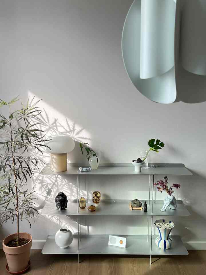 Various colored and shaped props are also organized like minimalism

#minimal furniture

The props are maximal, but the furniture is neat, so it seems to be organized.

#Steel Interior #오하우스픽 #오하우스 #오하우스시즌9 #챕터원 #인테리어소품 #인테리어오브제 #선반인테리어 #달항아리 #야나칸 #이케아 #플랜테리어