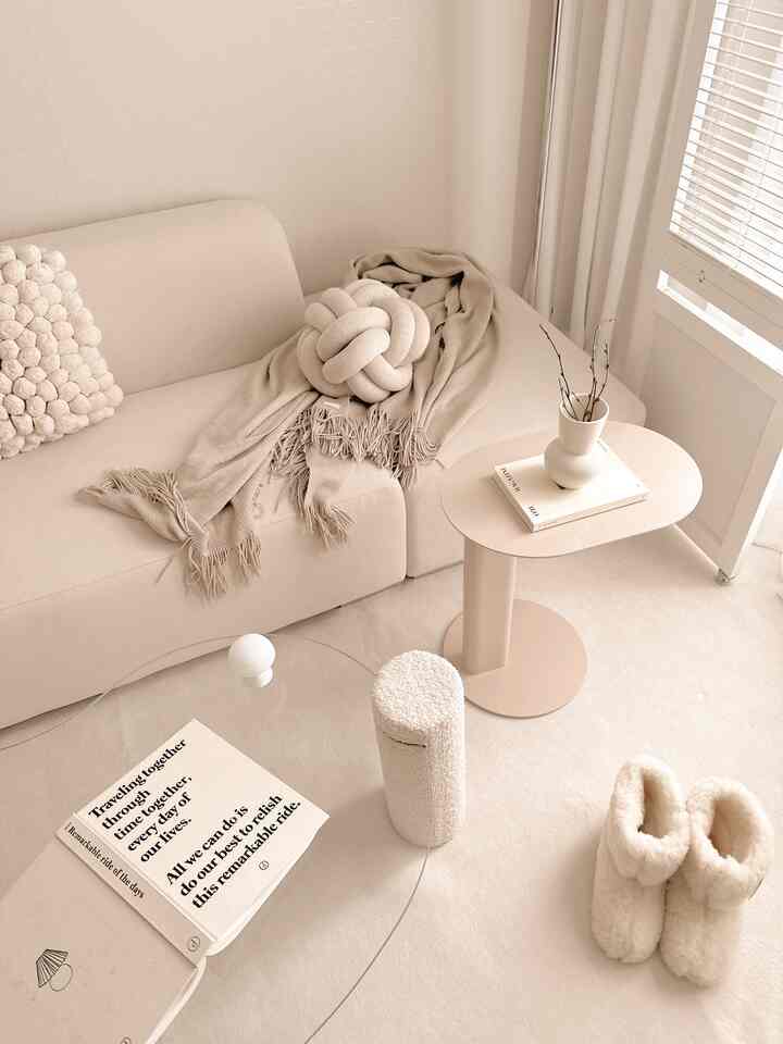最近アルアのおかげで、私たちの家のインテリアがもっときれいになると思います！
小さな部屋にソファがあって低いティーテーブルがあったらよかったのに！ 
なんでヨロケよく似合うテーブルが来ました🙈

高さは低く、横長は広くて 
サイズがソファに置いて使ってよかったです！ 
夫は自分の前にいつもコーヒーを飲んでいます。  #사이드테이블 #소파사이드테이블 #티테이블