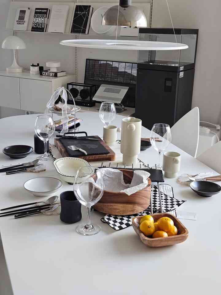 A wine table set up by a friend who lives in the US who came to visit after a long time.🥹❤️

If you set the dishes in advance before cooking or serving food,
you can prepare it faster❤️

#Ohouse #오하우스시즌9 #홈카페 #홈파티 #와인파티 #홈카페디저트 #홈카페인테리어 #홈바 #간단요리