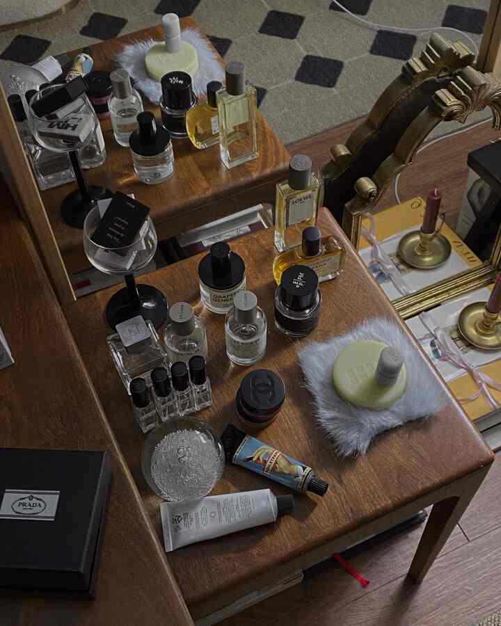 ナチュラルなブラウン色調の化粧台にトレイが置かれ、化粧品やゴールドアクセントが配置された落ち着いた雰囲気のインテリア