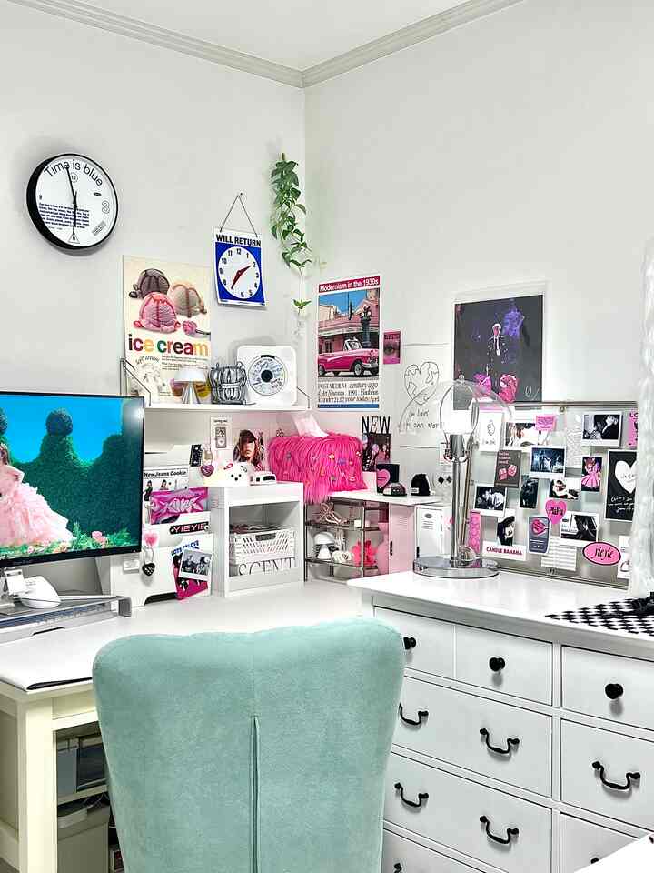 いろいろ様々なカラー感が引き立つキッチーなデスクテリアです:) ピンクを中心に様々なカラー小物をマッチしました。机の上で過ごす時間が多くて机の飾りに心からです🫶

＃デスクテリア＃インテリアアクセサリー＃デスク＃デスクインテリア＃デスクデコレーション＃デスク＃デスクセットアップ＃オンラインハウス＃デスクトップ＃デザイナー＃デザイナーワークショップ 