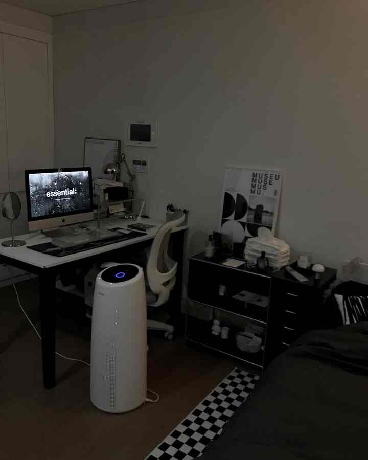 モノトーンの黒と白でまとめられたワンルームのホームオフィス、コンピューターデスクとオフィスチェアが配置されたシンプルモダンな空間