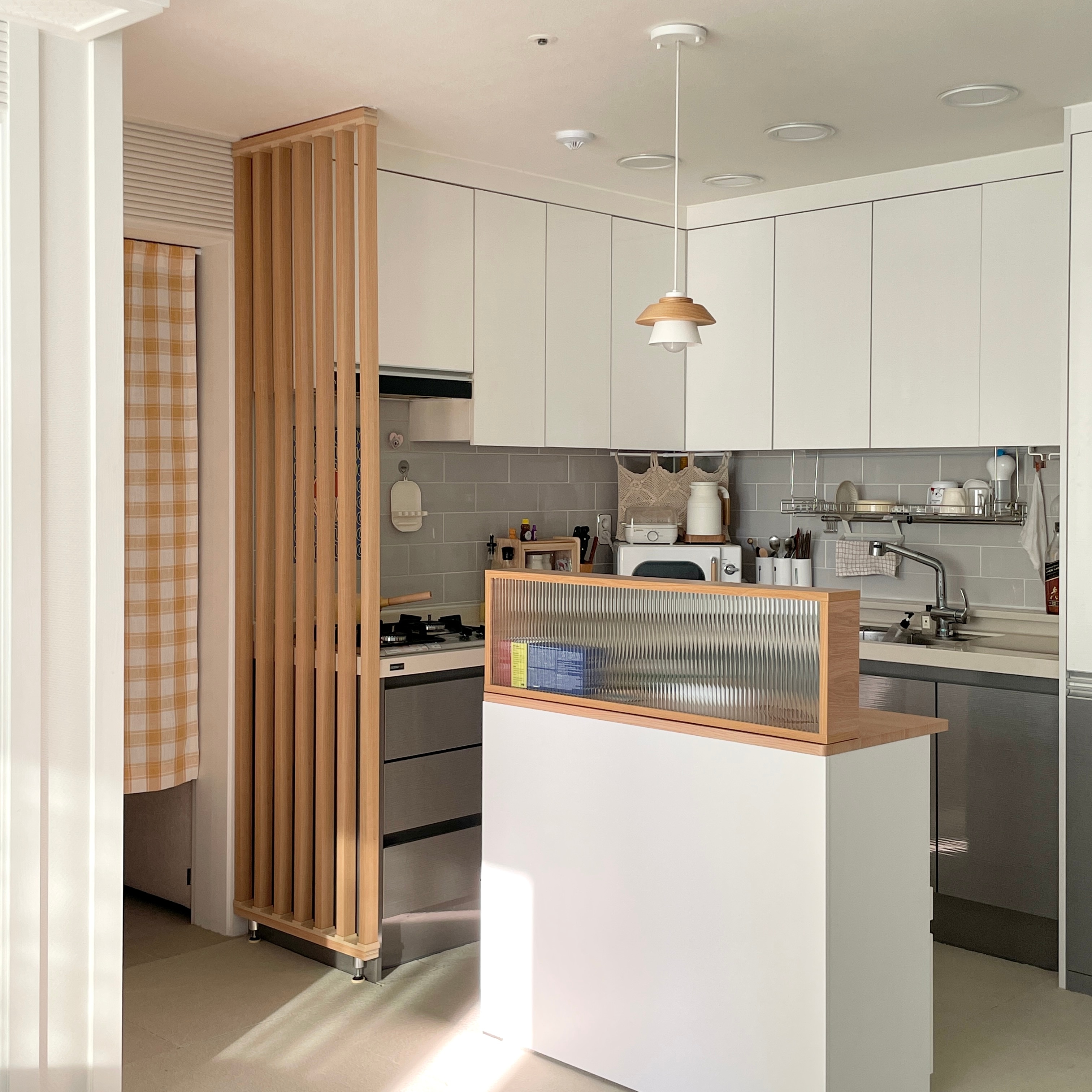 Milky LPM Glass Kitchen Island Partition user photo