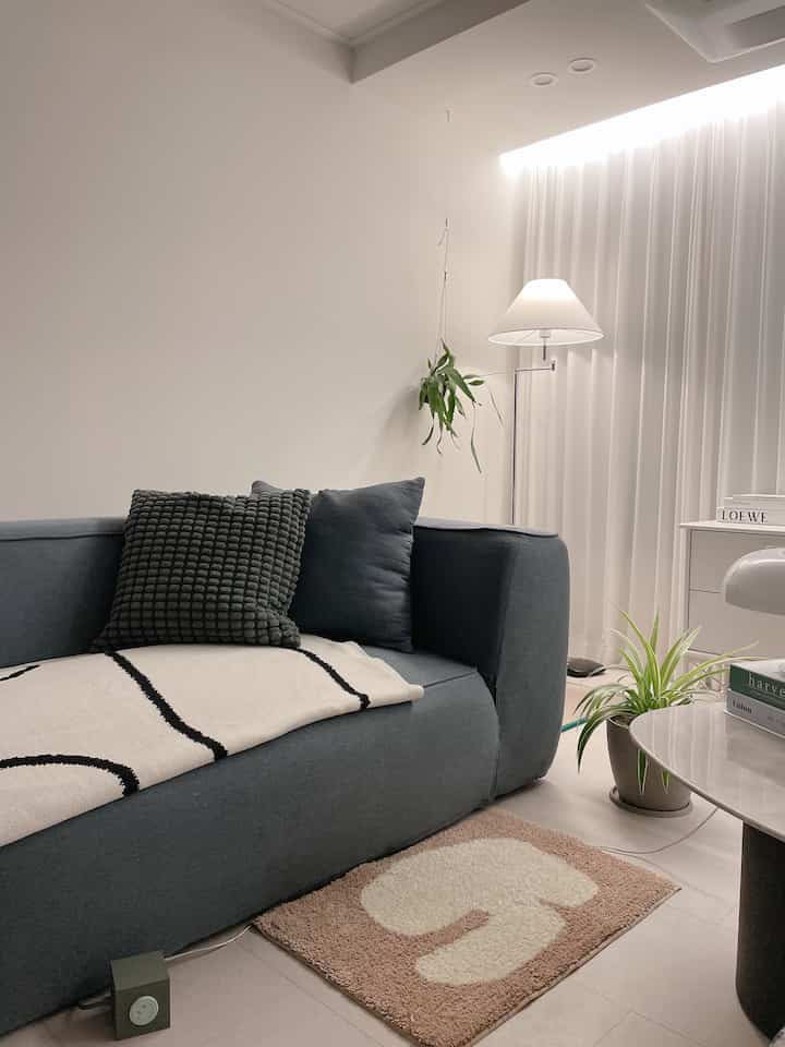 It's full-on fall
The blue sofa is summer,

but I created a warm atmosphere with a mat🤎

#Mat #발매트 #러그 #겨울준비 #거실꾸미기
#Living room interior #조명 #장스탠드 #리빙룸