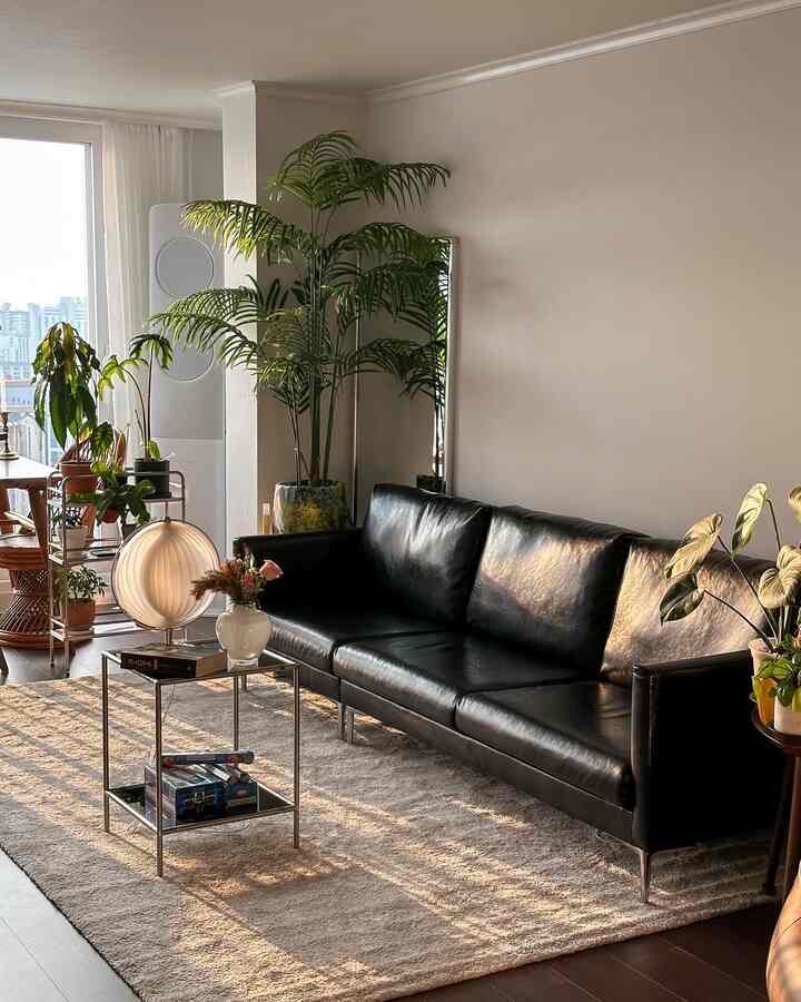 ＃製品協賛＃オリビューア🍁ⁿᵉʷリビングルームインテリア🛋️✨〰️
ブラックインテリアのためのブラックアイテム
家に一つずつ満たしていたホーム年門ホーム🏡

ああ！レビューアのおかげで＃アラウンドホワイトの新製品
「ダーソン4人レザーソファ」モダンブラックカラーを
我が家のリビングルームブラックアイテムとして置くことになった✨

光度のある遊光PUレザーソファなので、
最近は秋の光がいっぱいです。

背もたれと座席の厚みがかなりあります。
タンタンハイ - 着席感が本当に良い☕️😌

最も重要なデザイン！ ✔️
クロムブリッジとブラックレザーの調和のおかげで
豪華なバイブを周りまで広げてくれる🥹

私のリビングルームのロマン…ソファロマン…
おかげで最近ソファでサルル溶けます🫠
アラウンドホワイトのおかげで、

📝これからソファとすること
 ✔︎ソファに座って友達とオーバークック
 ✔︎ソファの下に背中に座って韓国人認証
 ✔︎ソファでグループ写真を撮る
 ✔︎ホラー映画ナイト私たちの家のリビングルームで開催
 ✔︎近所住民とのスポーツ観覧
 ✔︎秋の光を楽しみながら昼寝
 ✔︎深夜怪談会より眠りに落ちる
 ✔︎ 💭
。
。
。
＃オーハウス＃今日の家＃オークラフト＃ocraft＃インテリア＃ソファ＃リビング＃リビングルーム＃4インソファ＃レザーソファ＃グロスレザー＃ダーソンソファ＃ブラック＃ブラウン＃ホワイト＃リビングインテリア＃ソファインテリア＃ラグ＃ラグインテリア#ブラックインテリア
