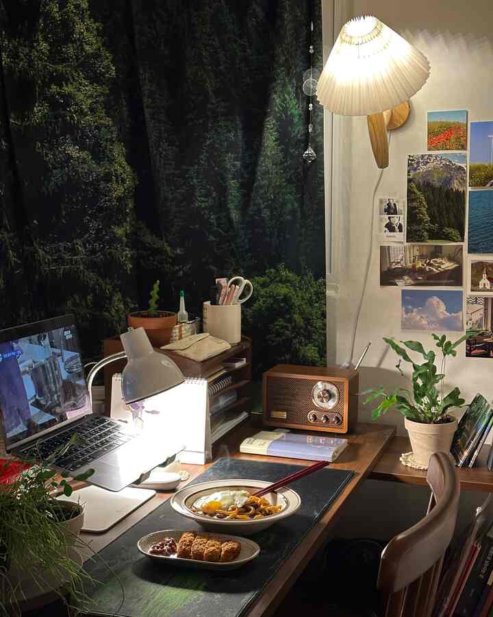 #데스크테리어 #우드테이블 #우드인테리어소품 #플랜테리어 #내방 #내방꾸미기