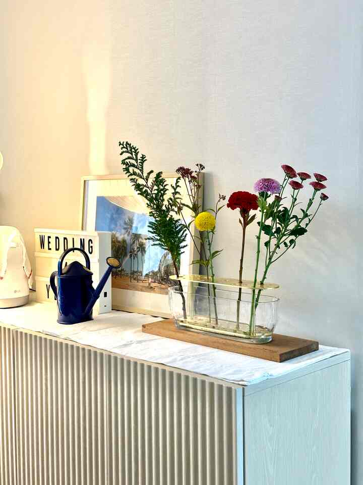 ダイニング片側スペース #fritzhansen #ikebana  #템바보드인테리어 #플랜테리어 #꽃병 #꽃꽂이 