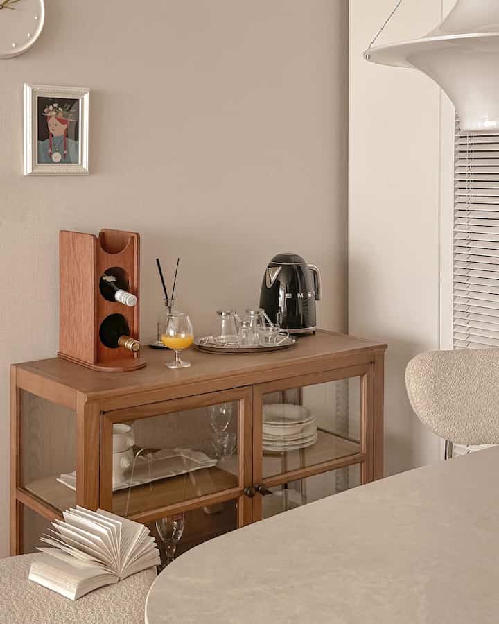 ナチュラルな木目調のホームカフェ空間、ブラックの電気ケトルとワインラックがあるキャビネットのインテリア