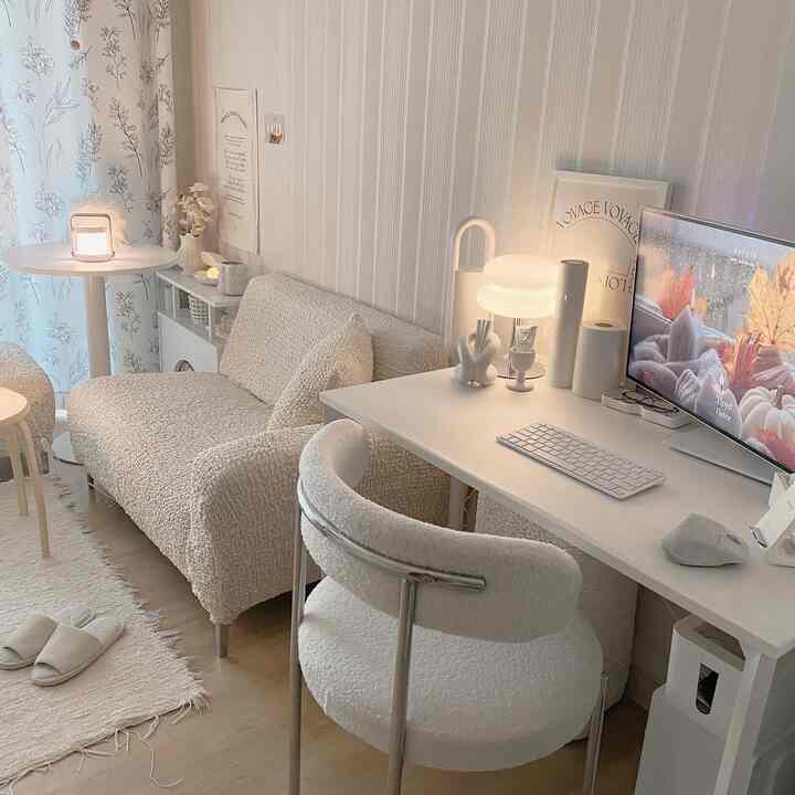 白とベージュの色調の一人暮らし用ホームオフィス、ソファと机が配置された落ち着いたシンプルなインテリア