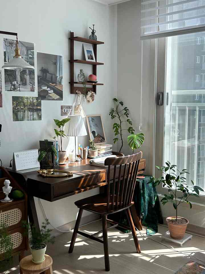 白い壁と茶色の木製家具が調和したナチュラルな雰囲気のホームオフィススペース
