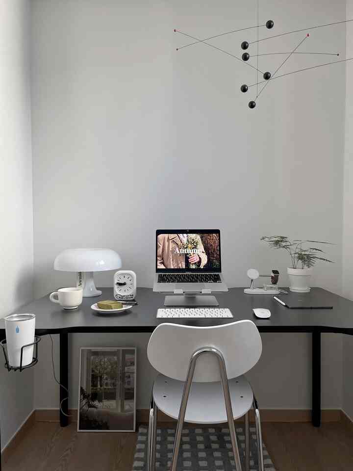 イサオンの家にはアルファルームがあるのに夫のコンタールームとして使うことでブラインド付けて組み立てたデスクもセッティング終わり！デスクサイズが完全ぴったり。

使っていたIKEAデスクは軽くて揺れていましたが、ペルマタネオデスクは一人で組み立てやすく、重量感があり、揺れることなく丈夫でよかったです！

天板もスクラッチ、汚れに強くて楽に使え、ヘッドセット、カップ、バッグホルダーがあり、整理するのが好きです。特に選定ができなければ汚れて見えて頭が痛いのにマルチタップ感もあってすっきり整理できますよ🫶🏻

＃ダガグ＃ダガグ＃リアルダガグ＃ペルマタネオ＃コンピュータデスク＃デスク＃勉強デスク＃ゲームデスク＃デスク飾る＃デスクテリア＃デスクスタグラム＃デスクインテリア＃セルフインテリア＃デスクおすすめ＃デスクフィード＃今日の家＃ #desksetup #desktour #deskstyling #desk
