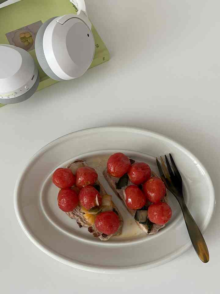 「私たちが愛をしなければ、人生であまりにも多くを逃すことになれば、愛をたくさんするほど豊かに暮らすことができる」 - 赤毛アン

愛の込んだトマトマリネードをプレゼントしました。ボール作りの人の真心を考えながら味を鑑賞し、共有し、一緒に話し合って食べましたね。これらすべてが食べ物に対する礼儀だと思います。 

/  #그릇선물 #그릇추천 #접시추천 #홈카페접시 #홈카페 #홈카페메뉴 #토마토마리네이드 #마리네이드 #오하우스시즌9 #오늘의기록 #간단요리 