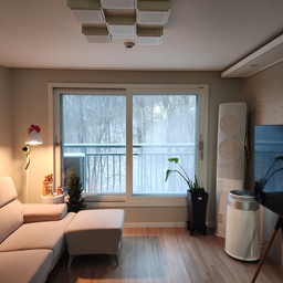 #반려견인테리어 
타사의 아쿠아페브릭 소파를 사용했었는데 1년도 되지않아 강아지 침 얼룩에 털에... 냄새까지...
과감히 폐기하고 알아보던중
#사하라 제질에 대해 알게되었고 그중 라라홈 브랜드의 제품이 가격과 디자인 모두 만족스러워 구매하였습니다.
현재 11개월째 사용중이며
털박힘 없음
물청소 가능
얼룩 안짐
심지어 흘린 떡볶이 국물도 말끔히! 지워지더군요
강아지가 발빠는게 있어서 가장 신경쓰였는데 침얼룩은 묻지만 청소하지 말끔히 제거 되었습니다.
