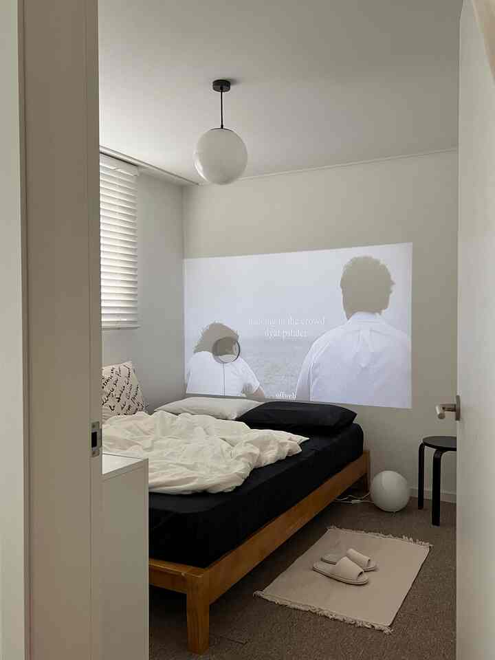 ホワイトとブラック、木目調が調和した寝室、シンプルでミニマルな雰囲気のインテリア