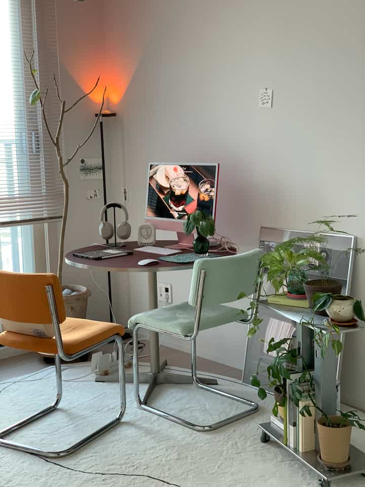 (Old) Jerry's Room -> Dining Room -> (Current) Workroom, I rearranged it🤭 

Doesn't the Wickus Umberta plant look so bare?
The tips of the leaves were burnt and I saw bugs, so I cut them off😣
The branches were bare, but new shoots are sprouting up again ㅎㅎ Wickus also seems to be a plant with strong vitality. 

#Food Butler Growth Period #오라이프5기 #식물데코 #식물인테리어 #작업실 #원형테이블 #테이블인테리어 #데스크테리어 #아이맥 #스텐트롤리 #식물트롤리