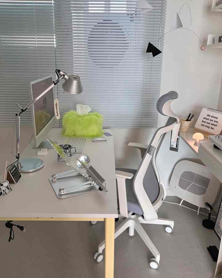 カーテンをはずしてブラインドを取り付けました。 
感じは！ 

＃オーハウスシーズン9 #desksetup #deskspace #desktour #officedecor #deskstyling #roomtour