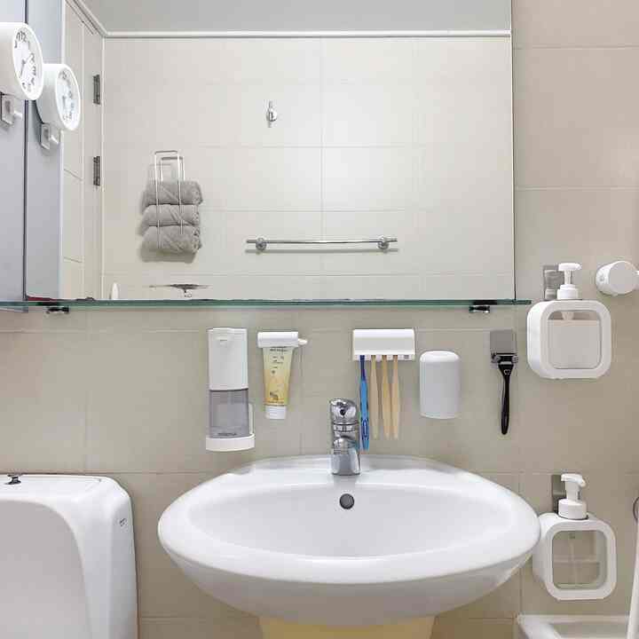 1日生まれましたか！？🗣️
天気も飾り気分も飾る
それでもやるべきです！

📍歯ブラシ交換、スセミ交換
📍シンク、バスルーム排水口清掃
📍洗濯槽+ダストネット、乾燥機ダストネットの清掃
📍電子レンジクリーニング 
📍靴箱の清掃

電子レンジ、靴は頻繁にしかし
しなかったのかな？ 🤔
それなら1日にまたします！

バスルームに空中浮揚が追加されました〜
収納場所にタオルを保管しない
なかった理由は便器の後の収納場で
子供たちは引き出すのがとても危険でした。
もう水を流して出てこないよ👍🏻

座らずに移動し続けた時計
ハンガータイプの付属品があり、取り付けました。  #1일루틴 #살림루틴 #심플집 #배수구청소  #싱크대청소 #작은집살림 #미니멀  #미니멀라이프 #미니멀리스트  #심플라이프  #세탁기청소 #살림스타그램  #오하우스시즌9 #minima  #シンプルライフ 