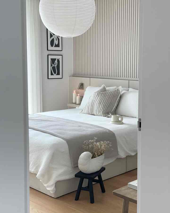 DIY作品完成🖼️  #자라홈 #호텔침구 #안방인테리어 #템바보드 #원목마루 #hay조명 #베드스프레드 #홈데코 #홈스타일링 #스테이모어 #haydesign #hay #이케아 #루바 #침실스타일링 #스툴 #침대프레임