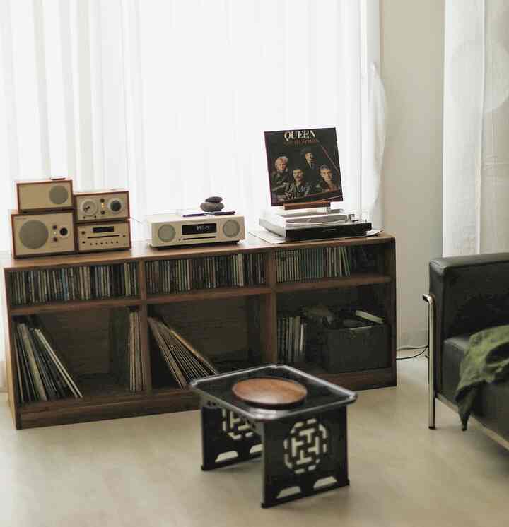 Album emosional yang direkomendasikan untuk didengarkan dengan nyaman di musim gugur - bagian 4 🎧 🍂 

Halo. 

🎵 Rekomendasi album hari ini adalah <QUEEN-Greatest hits>.

Dia seorang ratu yang mulai dikenal luas di Korea melalui film 'Bohemian Rhapsody' beberapa tahun lalu, bukan?

#Apa yang kamu lakukan hari ini #음악감상 #음반장 #lp추천 #음반소개 #서재 #lp장 #음반콜렉터 {7 #hobby} #거실인테리어 #수납장 #빈티지인테리어 #턴테이블 #수집 #cd #취미 