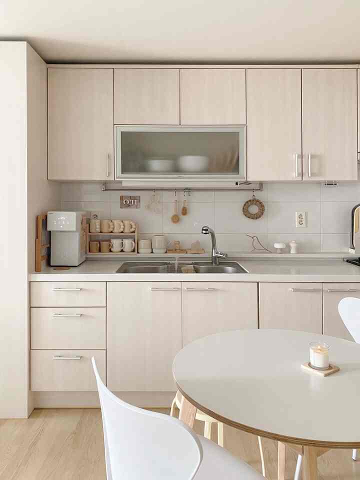 家の整理は芽生えてきれいです。
携帯電話がわからない！

ゲル好きなキッチンスペース 
いつも正方形に上げてください。
比率を変えました〜

最近キッチン見ながらジェルよくサッダテム！
まさにタクガオンの水底筒挿しです！

流しの中に皿を洗う
台座があるので、それに合った貯水池を使用しました。
さび止め、洗浄が難しい

いろいろな商品の中で悩んで購入するようになりました！
小さいサイズを1つだけ購入するかどうか
マットボトルがある私は2つ購入しました。
購入後期は大満足！

小さなサイズはスーザーや箸フォークなど
カトラリー用に〜
取っ手が付いている大きいサイズは 
調理器具用に使用しています！

陶器だから洗いやすくて時も切れません！
水抜き台座は2つです互換性があります
思ったより水抜け台座が広い
すぐに水を空にしなくても何日かかりました👍🏻

我が家のキッチンガンテム！❣️
暖かい色でキッチンの雰囲気
優しくしてくれます🤗

。
＃サリム＃キッチン＃ミニマルインテリア＃シンプルキッチン
＃小さな家の生活＃小さな家の装飾＃小さな家のキッチン＃Ohouse
＃ミニマル＃ミニマルサリム＃ミニマルハウス＃ミニマルキッチン
＃キッチン装飾＃キッチンインテリア＃ミニマルライフ
＃シンプルな生活＃シンプルなライフ＃シンプルな家＃シンプルな生活
＃今日の家＃オライフ＃小さな家のインテリア＃ミニマ
＃ミニマリスト＃ミニマル＃シンプルライフ
#オーハウスシーズン9 #オーハウスピック 