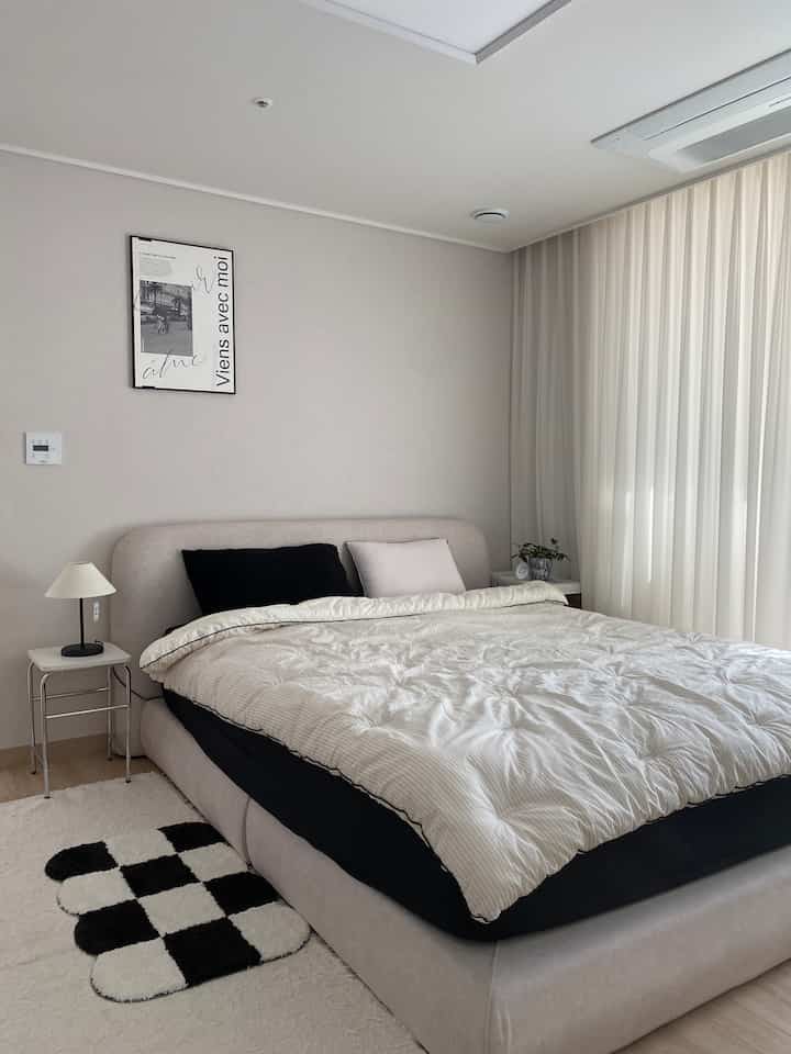 This time, a black and white bedroom! I'm falling asleep so easily🤍🖤
#Bedroom interior #안방인테리어 #패브릭침대 #침대조명