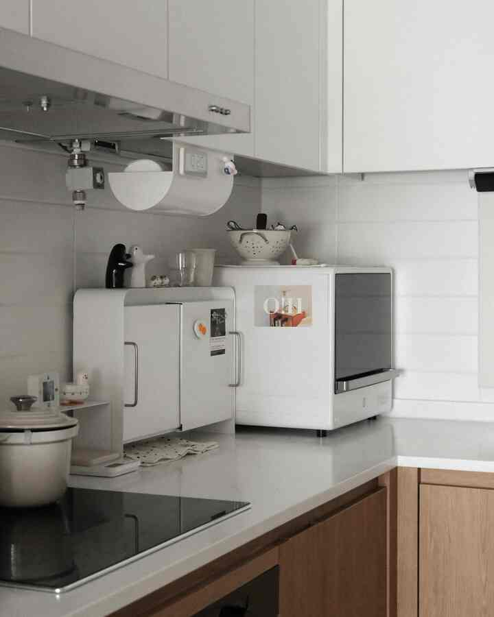 🤍 The kitchen that is being organized little by little, neat and tidy

I bought it too.
What is it? It's #디귿수납함!
I bought it with my own money ◡̎

It's really neat because it's white!
It's really heavy and sturdy, and the sliding door is smooth!
It's slim so the kitchen feels a bit more spacious. I'm really satisfied ♥
I guess it's like cleaning the kitchen to prepare for fall(?) for me ◡̎

Ha,, if the induction was white, it would be perfect, right?

I have to get rid of the existing wooden storage unit. I don't have any more space, so goodbye,,✋🏻

➿

#Ohaus #오하우스시즌9 #오하우스픽
#Diggy iron storage box #디귿 #주방정리수납 #주방정리 #주방정리용품 #주방인테리어 #주방수납 #주방용품 #주방정리함 
#Fall cleaning #가을살림 #청소루틴 #주방스타그램