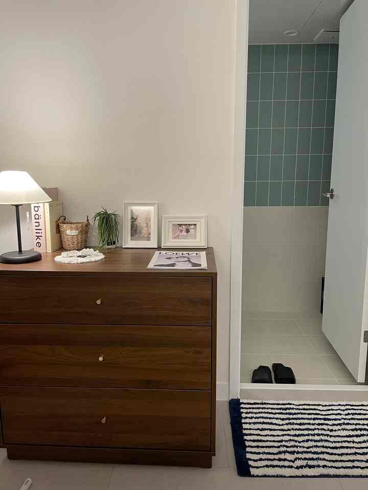 Cozy bedroom styling for winter🤎💙💚

Mint bathroom tiles are always cute💚

#Bathroom interior #침실가구 #스탠드 #매트 #발매트
#Bedroom interior #겨울준비 #민트욕실 #안방꾸미기