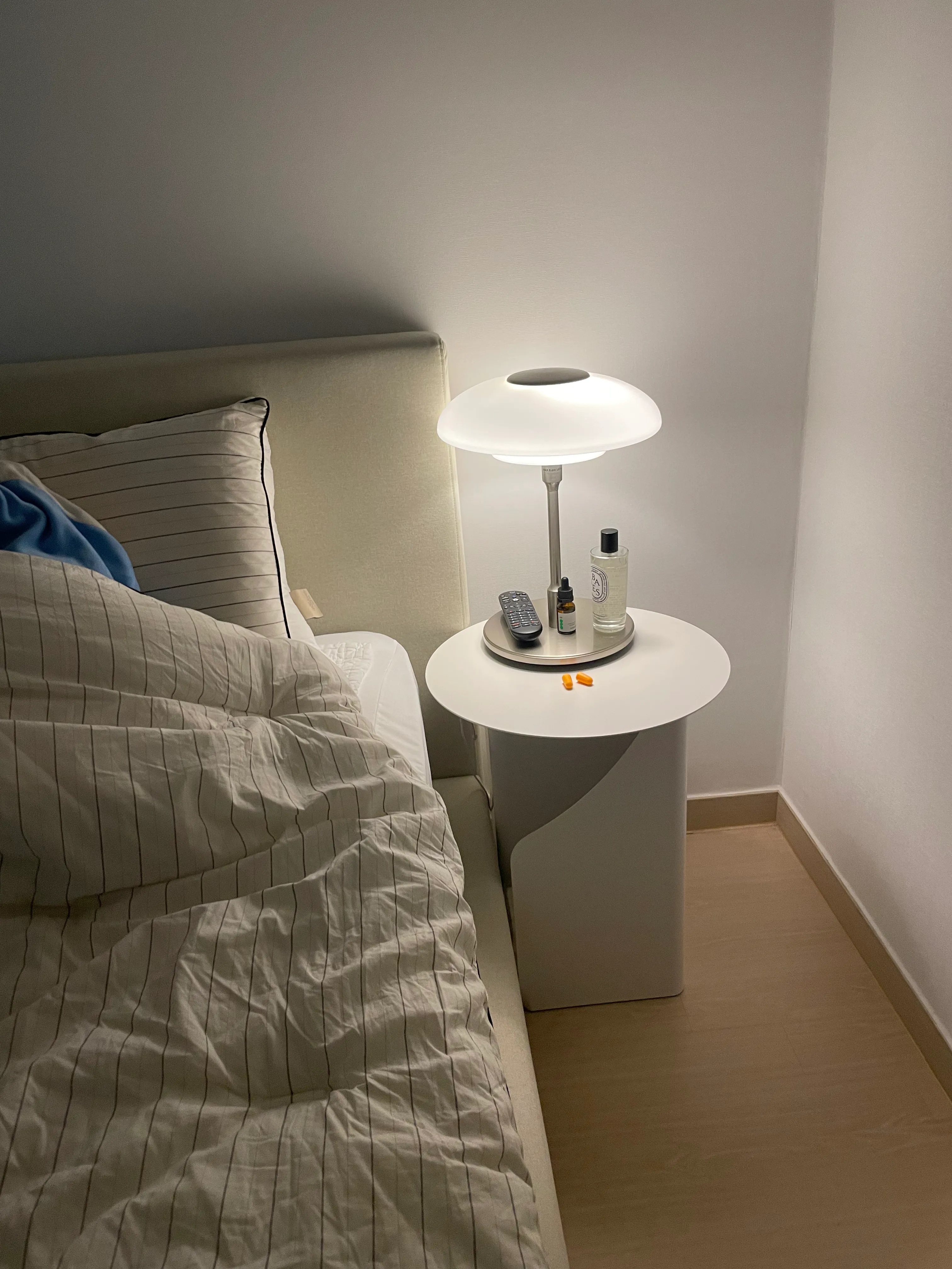 Round Side Table with Built-In Bookshelf user photo