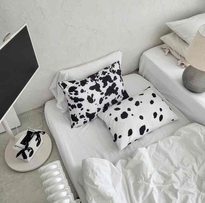 ⠀
⠀
Mungkin karena cuacanya yang semakin dingin
Putraku, Raemi, semakin dekat dengan ibunya.
Apakah Anda memasang topper di kamar tidur utama?
Bukankah dunia ini terlihat nyaman?!
⠀
Kami juga mengganti sarung bantal lucu,
Ini adalah kamar tidur yang diputihkan
⠀⠀
Berikan poin pada sampulnya
Cantik sekali!!!
Sapi yang lembut, mengingatkanku pada koboi haha
⠀
⠀

#OHAUS #오하우스시즌9
#Kamar Tidur #침실인테리어 #빈티지패브릭
#Seprai antik #화이트인테리어 #화이트침실
#Interior modern #심플인테리어 #안방
#Topper #토퍼매트리스 #홈스타일링


⠀