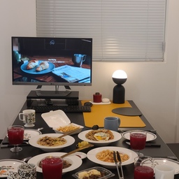 초대받아 다녀온 너무 예쁜2층집😊
술을 못먹는 우리들 ABC쥬스를 와인처럼 마셨다
찹스테이크와 치킨볶음밥 쉬림프파스타까지
홈파티너낌 가득했던 그날🥰
#오늘의기록 #오하우스시즌9 #홈파티요리 #홈카페템 #티크우드 #홈카페 #온더테이블 #주방인테리어 #cozyhome #kitchen #거실인테리어 #cozyinterior #vintage 
