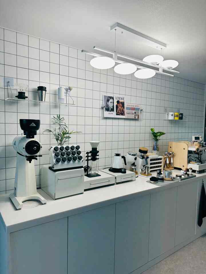 My own home cafe, decorated one by one after moving!!
The taste of the coffee I drink every day has gotten better~

24.06.17 A more updated home cafe with a changed grinder and equipment! I matched it even more with white.

#Home Cafe #홈카페인테리어 #화이트 #블랙 #우드 #핸드드립 #브루잉 #반자동커피머신 #에스프레소 #에스프레소머신 #
