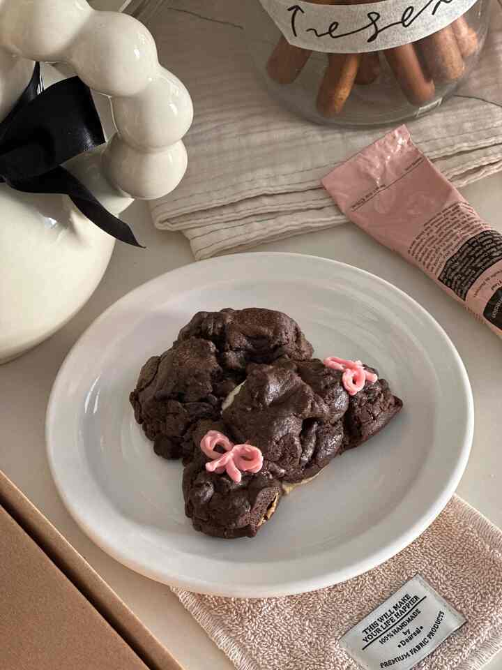 白を基調としたキッチン、中央に白い皿にチョコレートクッキーが置かれた雰囲気のあるおうちカフェ