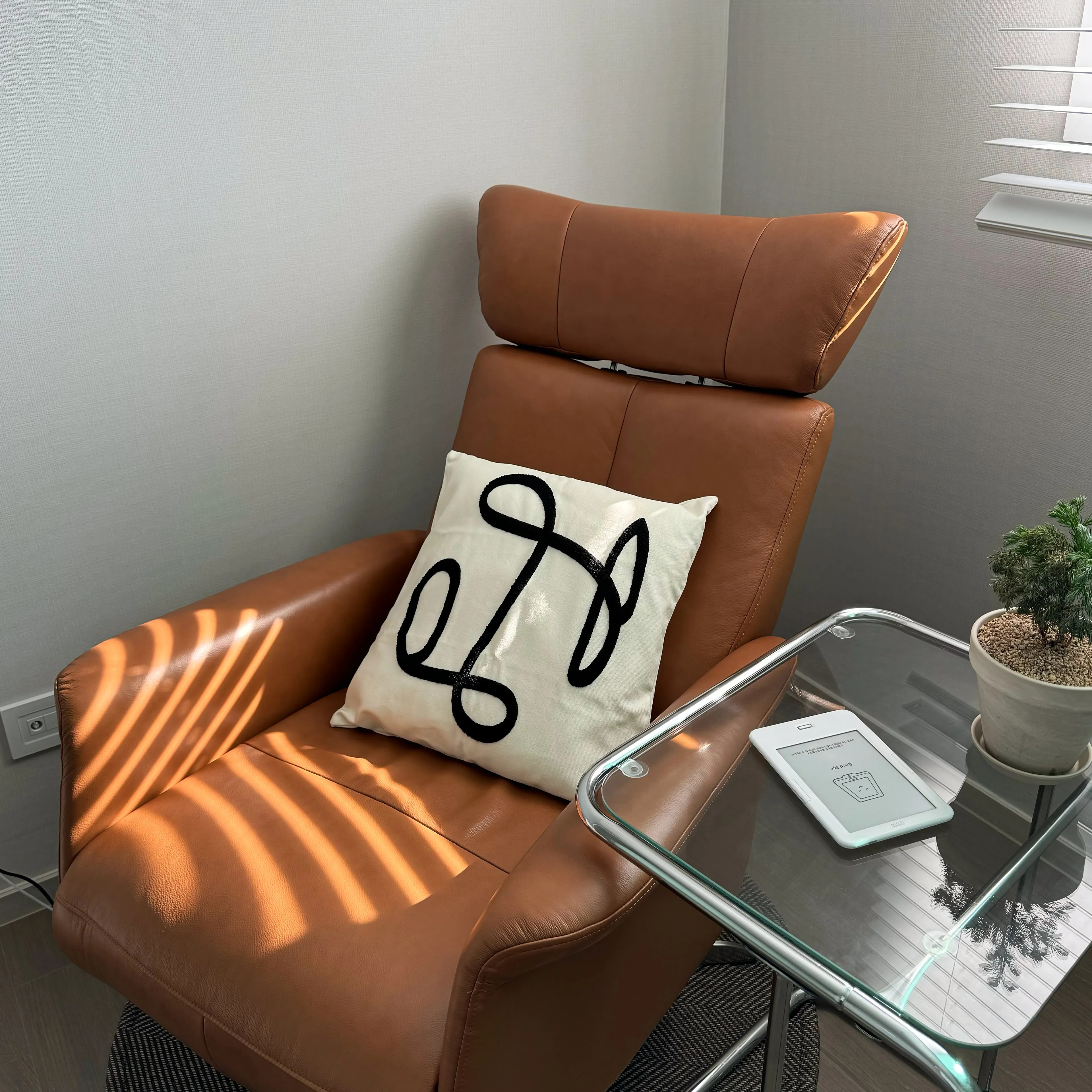 Glass C-Frame Side Table user photo