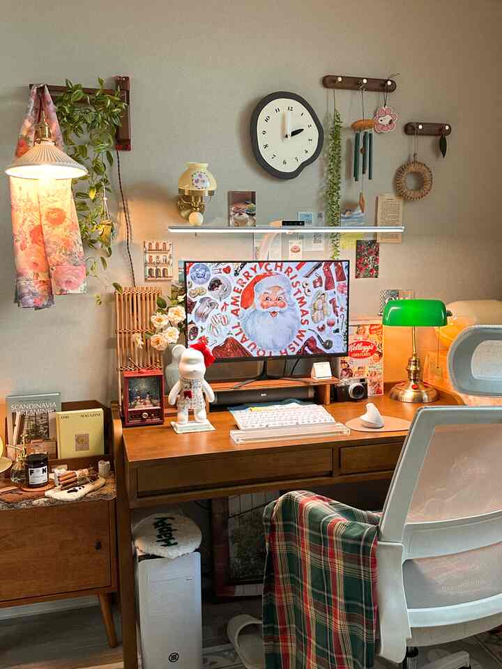 木の温もりを感じるブラウン調のナチュラルなホームオフィス、デスクとオフィスチェアが配置された落ち着いた空間